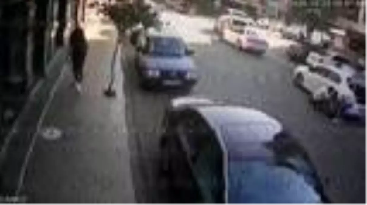 Lastiğini patlatıp sürücüsünü oyaladıkları otomobilden 55 bin lira çaldılar