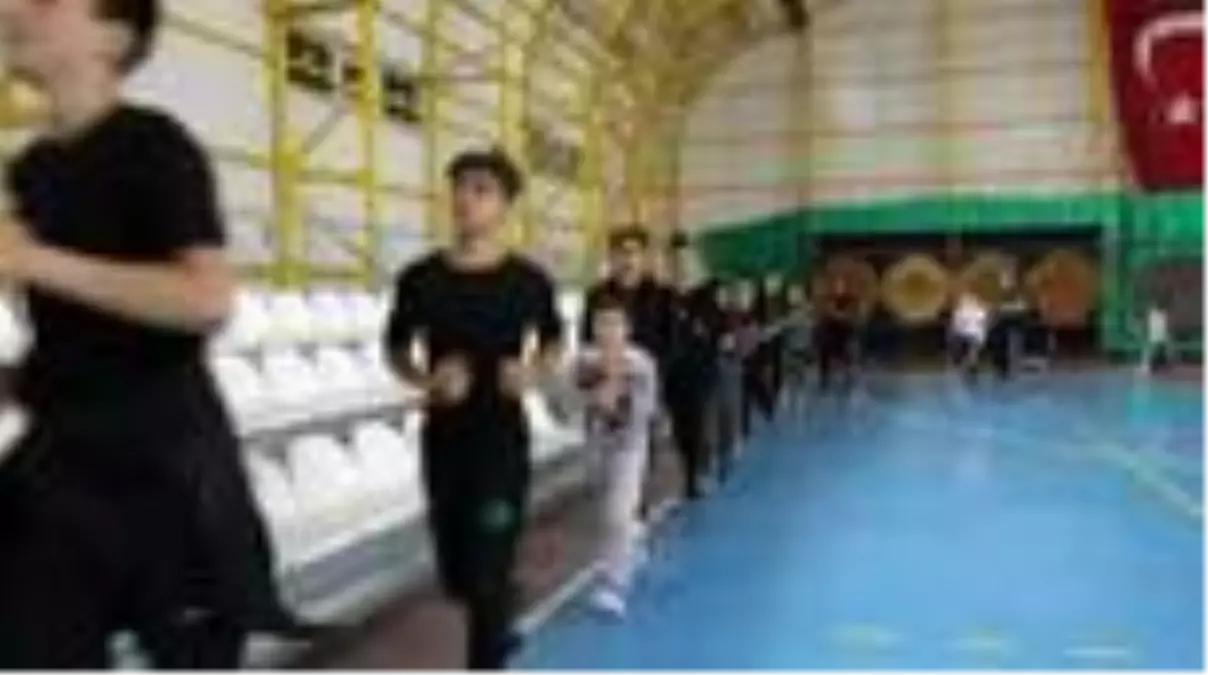 Muhasebeciliği bıraktı boks antrenörü oldu