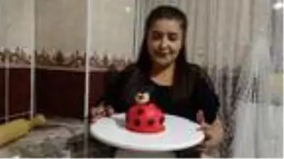 Mutfağını pasta atölyesine dönüştürdü