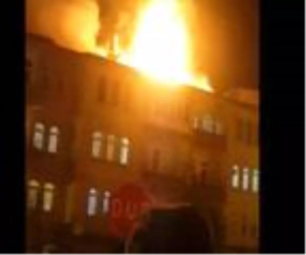 Son dakika haberi! Apartmanın çatısında çıkan yangın hasara neden oldu