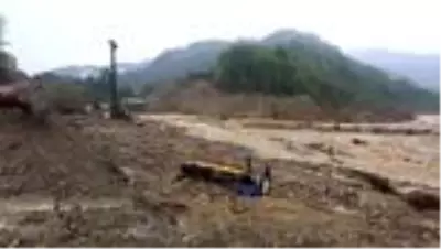 Sağanak yol ve iş makinelerine zarar verdi Sağanak yol ve iş makinelerine zarar verdi