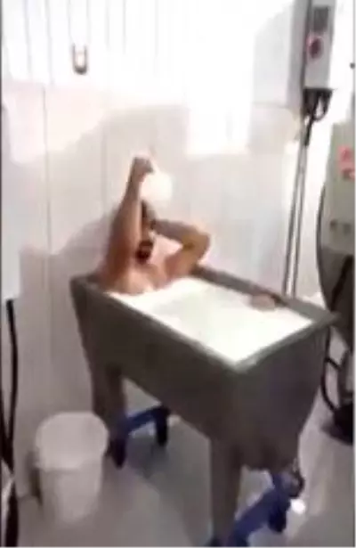 Süt kazanında banyo yapan ve görüntüyü kaydeden 2 kişi tutuklandı Süt kazanında banyo yapan ve görüntüyü kaydeden 2 kişi tutuklandı