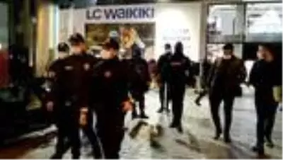 Taksim ve İstiklal Caddesi'nde Kovid-19 denetimi Taksim ve İstiklal Caddesi'nde Kovid-19 denetimi