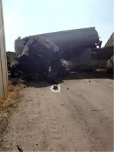 Kontrolden çıkan tanker, kamyonetin üzerine düştü