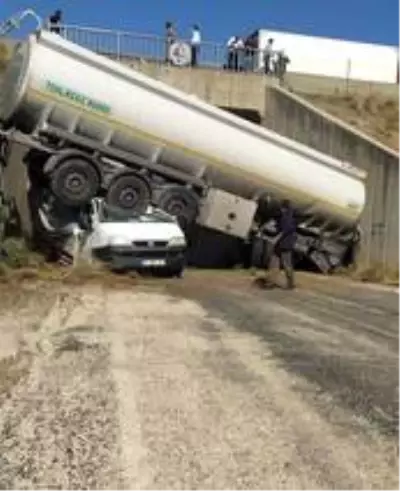 Kontrolden çıkan tanker, kamyonetin üzerine düştü