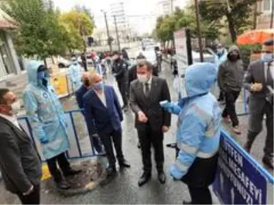 Zabıta ekibi eline megafonu alıp uyardı Zabıta ekibi eline megafonu alıp uyardı