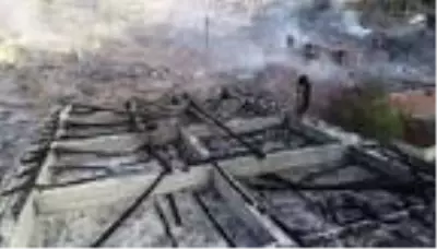 14 haneli köyde 10 ev ve cami yandı