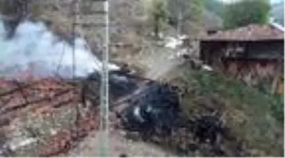 14 haneli köyde 10 ev ve cami yandı