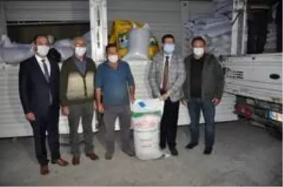 30 çiftçiye yüzde 75'i hibe destekli yem bitkisi dağıtıldı 30 çiftçiye yüzde 75'i hibe destekli yem bitkisi dağıtıldı