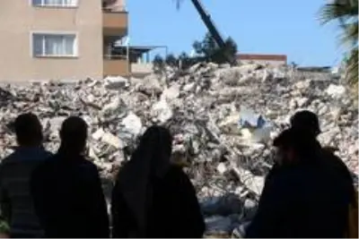 9 kişinin hayatını kaybettiği sitede kontrollü yıkım sürüyor 9 kişinin hayatını kaybettiği sitede kontrollü yıkım sürüyor