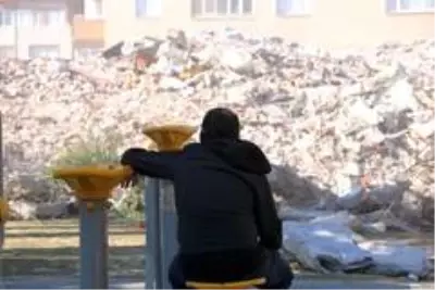9 kişinin hayatını kaybettiği sitede kontrollü yıkım sürüyor 9 kişinin hayatını kaybettiği sitede kontrollü yıkım sürüyor