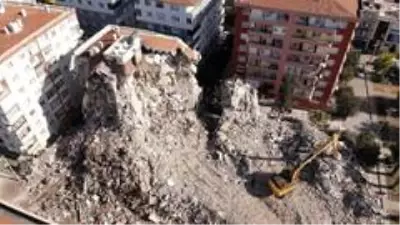 9 kişinin hayatını kaybettiği sitede kontrollü yıkım sürüyor 9 kişinin hayatını kaybettiği sitede kontrollü yıkım sürüyor