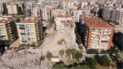 9 kişinin hayatını kaybettiği sitede kontrollü yıkım sürüyor 9 kişinin hayatını kaybettiği sitede kontrollü yıkım sürüyor