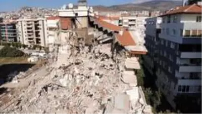 9 kişinin hayatını kaybettiği sitede kontrollü yıkım sürüyor 9 kişinin hayatını kaybettiği sitede kontrollü yıkım sürüyor