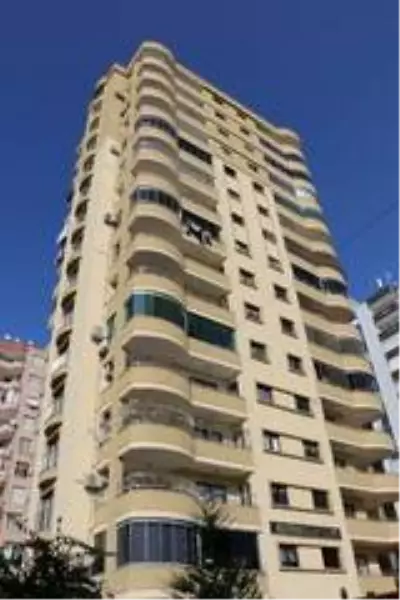 Annesinin elinden tutarak yakalamaya çalıştığı kız çocuğu, 14. kattan düşerek öldü Annesinin elinden tutarak yakalamaya çalıştığı kız çocuğu, 14. kattan düşerek öldü