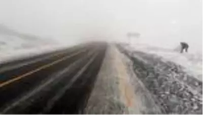 Ardahan-Şavşat kara yolunda kar ve sis ulaşımı aksatıyor Ardahan-Şavşat kara yolunda kar ve sis ulaşımı aksatıyor