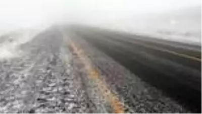 Ardahan-Şavşat kara yolunda kar ve sis ulaşımı aksatıyor Ardahan-Şavşat kara yolunda kar ve sis ulaşımı aksatıyor