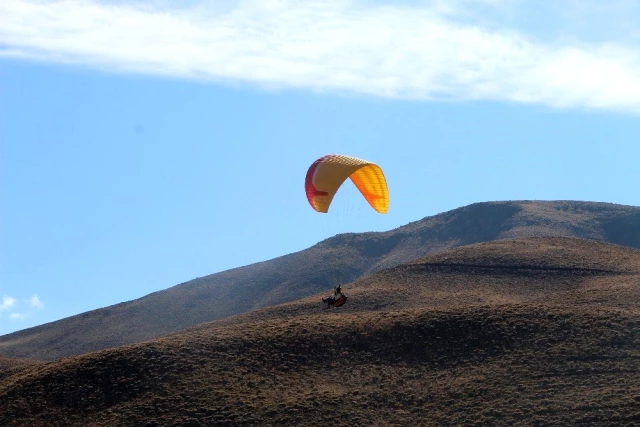Bingöl'de 2 bin 500 rakımda yamaç paraşütü keyfi