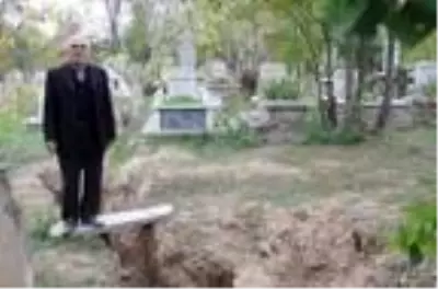 Bolvadin'deki derin yarık ve obruklardan vatandaş tedirgin