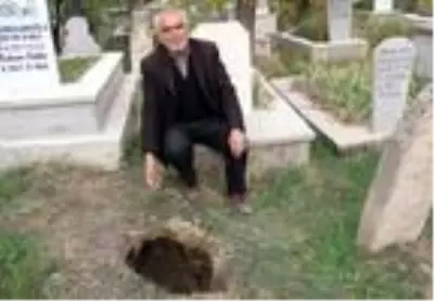 Bolvadin'deki derin yarık ve obruklardan vatandaş tedirgin