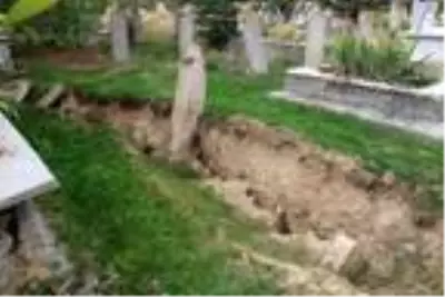 Bolvadin'deki derin yarık ve obruklardan vatandaş tedirgin