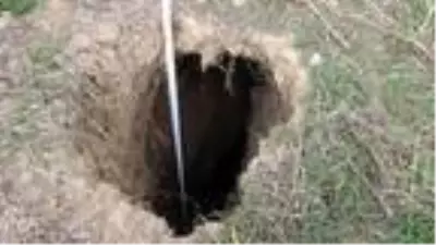 Bolvadin'deki derin yarık ve obruklardan vatandaş tedirgin