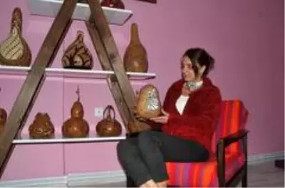 Hobi olarak başladı, taleplere yetişemiyor...Su kabaklarını sanat eserine dönüştürüyor Hobi olarak başladı, taleplere yetişemiyor...Su kabaklarını sanat eserine dönüştürüyor