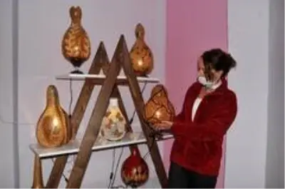 Hobi olarak başladı, taleplere yetişemiyor...Su kabaklarını sanat eserine dönüştürüyor Hobi olarak başladı, taleplere yetişemiyor...Su kabaklarını sanat eserine dönüştürüyor