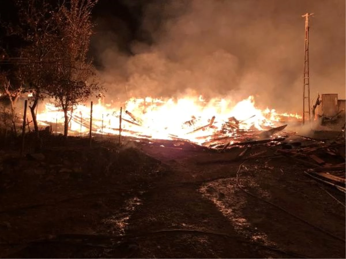 Son dakika haberleri | Kastamonu'nun Tepeharman köyünde korkutan yangın: 1  cami ve 10 ev yandı (1) - Kastamonu
