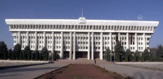 Kırgızistan Cumhurbaşkanlığı Sarayının dış cephesindeki beton ve demir duvarlar kaldırıldı