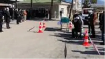 Korona virüsten vefat eden 'Ama Hafız' son yolculuğuna uğurladı Korona virüsten vefat eden 'Ama Hafız' son yolculuğuna uğurladı