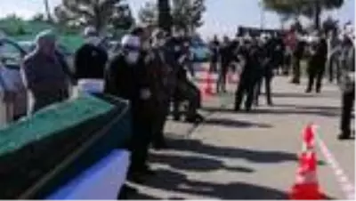 Korona virüsten vefat eden 'Ama Hafız' son yolculuğuna uğurladı Korona virüsten vefat eden 'Ama Hafız' son yolculuğuna uğurladı