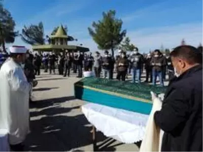 Korona virüsten vefat eden 'Ama Hafız' son yolculuğuna uğurladı Korona virüsten vefat eden 'Ama Hafız' son yolculuğuna uğurladı