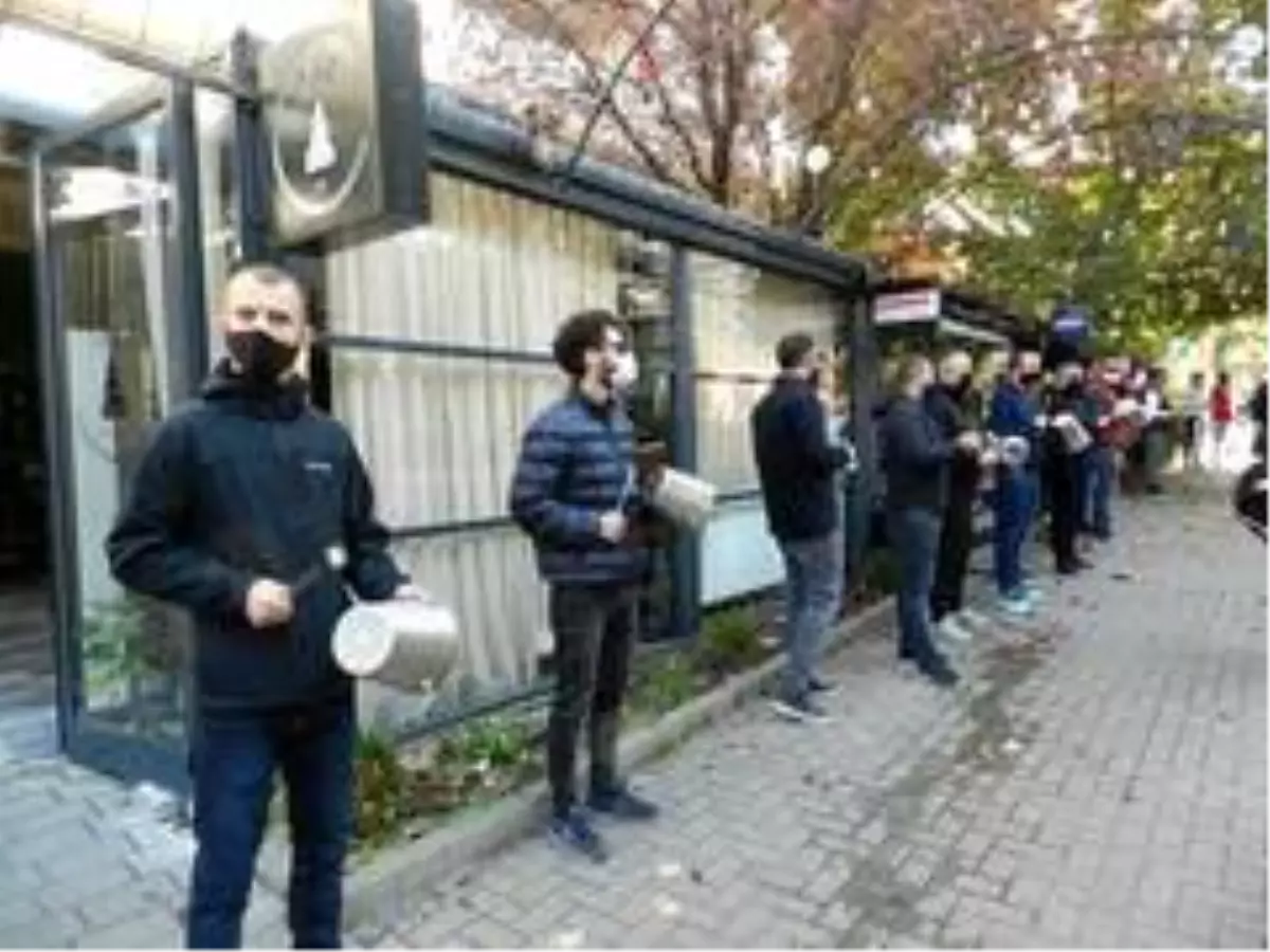 Kosova'da korona virüs kısıtlamalarına karşı tencere tavalı protesto