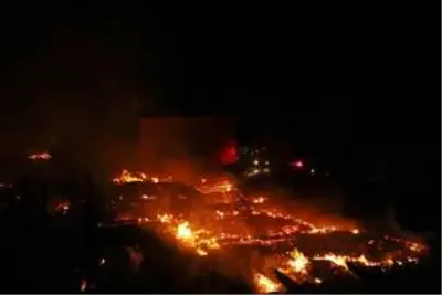 Köyde çıkan yangında 10 ev ve bir cami çatısı yandı Köyde çıkan yangında 10 ev ve bir cami çatısı yandı