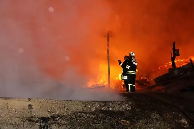 Kastamonu'da 14 haneli köyde 10 ev ve bir cami yandı