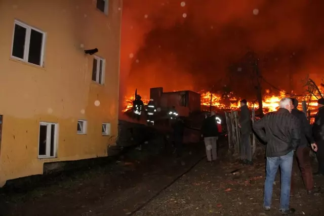 Köyde çıkan yangında 10 ev ve bir cami çatısı yandı Köyde çıkan yangında 10 ev ve bir cami çatısı yandı