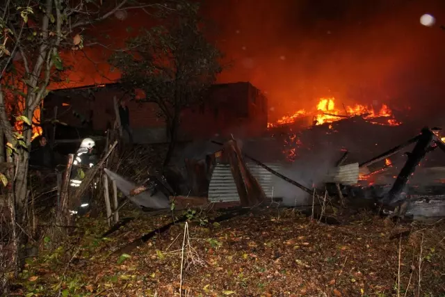 Kastamonu'da 14 haneli köyde 10 ev ve bir cami yandı