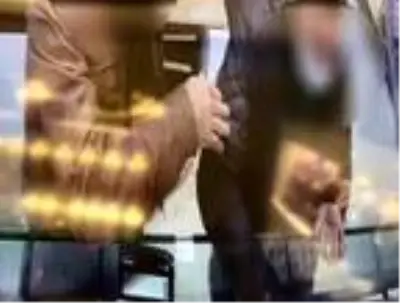 'Polisiz' deyip 350 bin liralık altın çalan dolandırıcılar 90 dakikada yakalandı 'Polisiz' deyip 350 bin liralık altın çalan dolandırıcılar 90 dakikada yakalandı