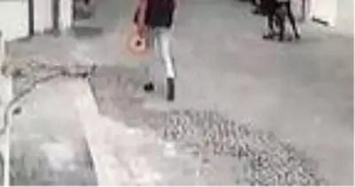 Sokağa saçılan paraları vatandaşlar topladı, polis sahibini kameradan bulup teslim etti