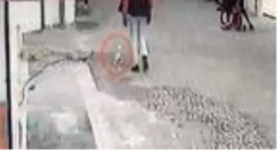 Sokağa saçılan paraları vatandaşlar topladı, polis sahibini kameradan bulup teslim etti