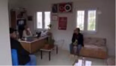 Üniversiteli genç kadın muhtarı mahalle sakinlerinin sorunlarına çözüm arıyor