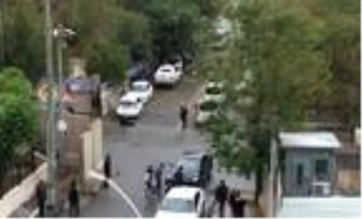 Son dakika haber: Adliye önünde taşlı, sopalı, silahlı kavga: 4 yaralı