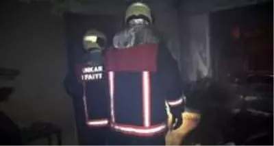 İki kız kardeş evde çıkan yangından kedilerinin verdiği tepki sayesinde kurtuldu İki kız kardeş evde çıkan yangından kedilerinin verdiği tepki sayesinde kurtuldu