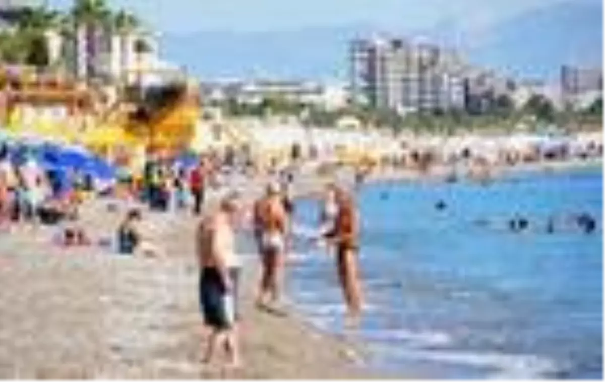 Antalya'da vatandaşlar sahillere akın etti