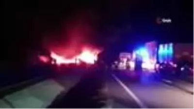 Feci kazada tır alev alev yandı Feci kazada tır alev alev yandı