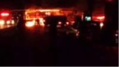 Kamyonete arkadan çarpan TIR, alev alıp yandı Kamyonete arkadan çarpan TIR, alev alıp yandı