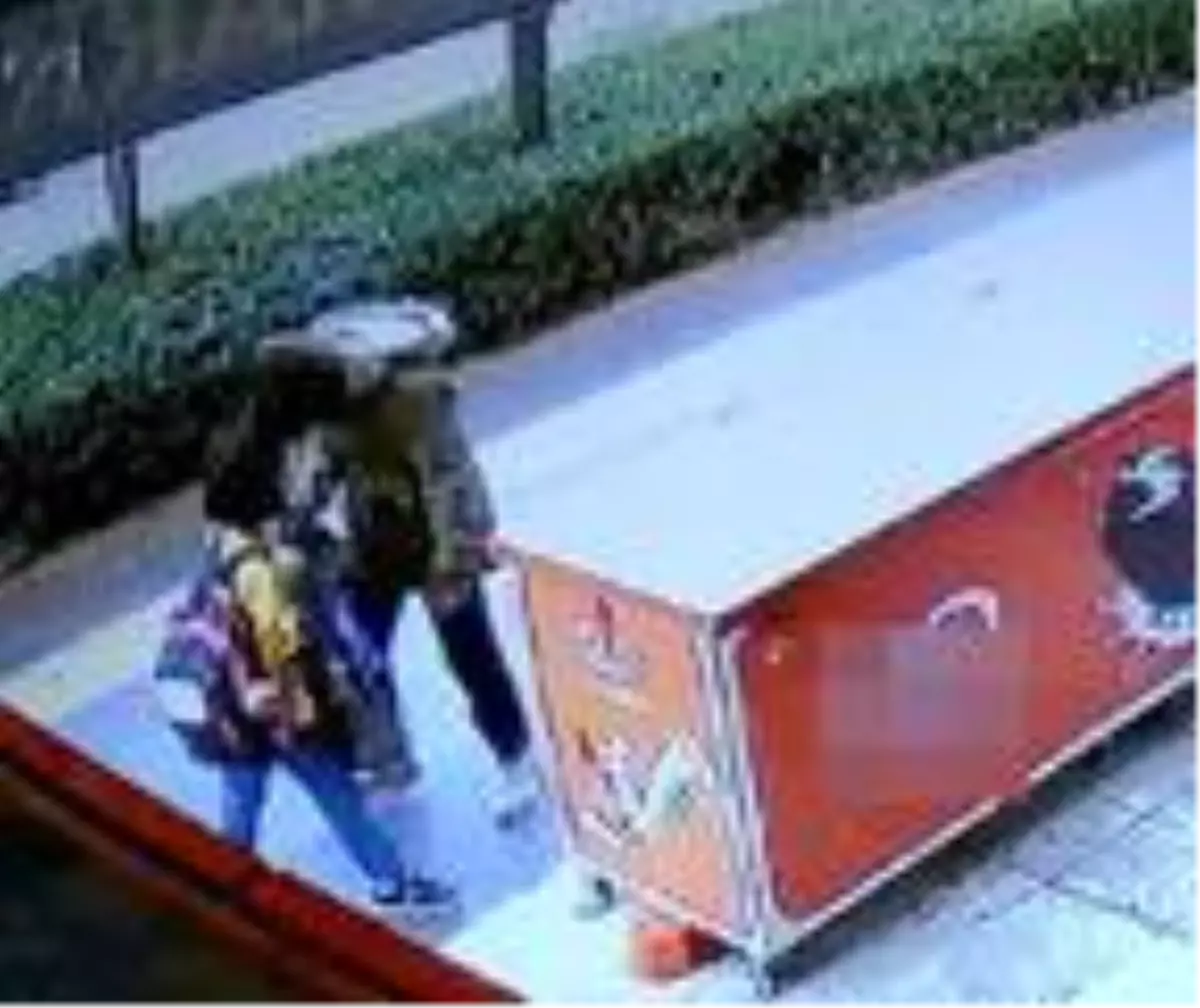 Maskesiz genç kız, yolda yürüyen maskeli öğrenciyi durdurup yüzüne tükürdü