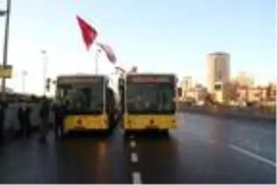 42. İstanbul Maratonu için 15 Temmuz Şehitler Köprüsü trafiğe kapatıldı! Metrobüs seferleri FSM'den yapılacak 42. İstanbul Maratonu için 15 Temmuz Şehitler Köprüsü trafiğe kapatıldı! Metrobüs seferleri FSM'den yapılacak