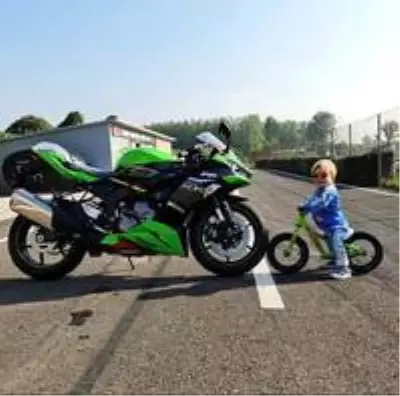 Sofuoğlu'nun 1 buçuk yaşındaki oğlunun motosiklet kullandığı video beğeni kazandı